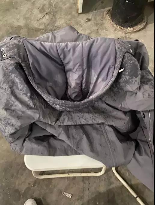 外衣被雨雪打濕，心里卻滿是干勁